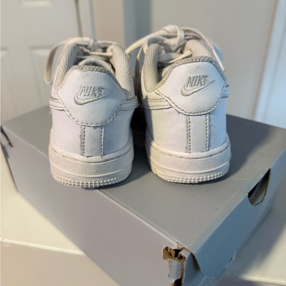 Nike white Air Force 1 LE kids size 13c - Picture 5 of 9